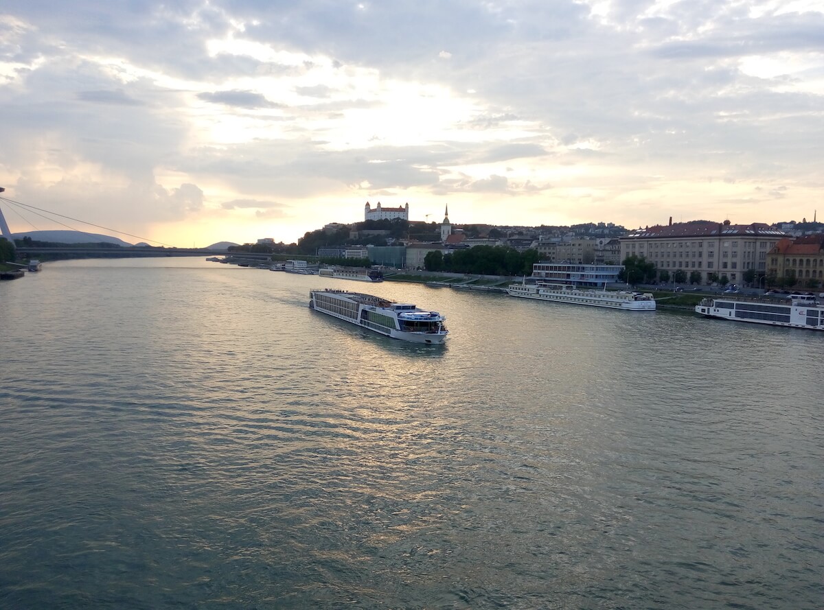 Братислава, вид со Старого Моста на Дунай и Братиславский Град