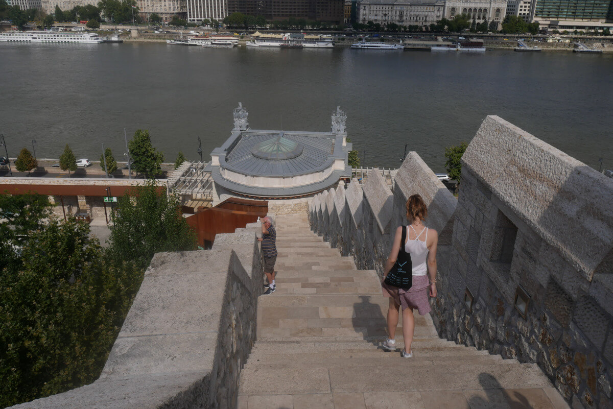 Будапешт, спуск из королевского дворца к дворцу Варкерт