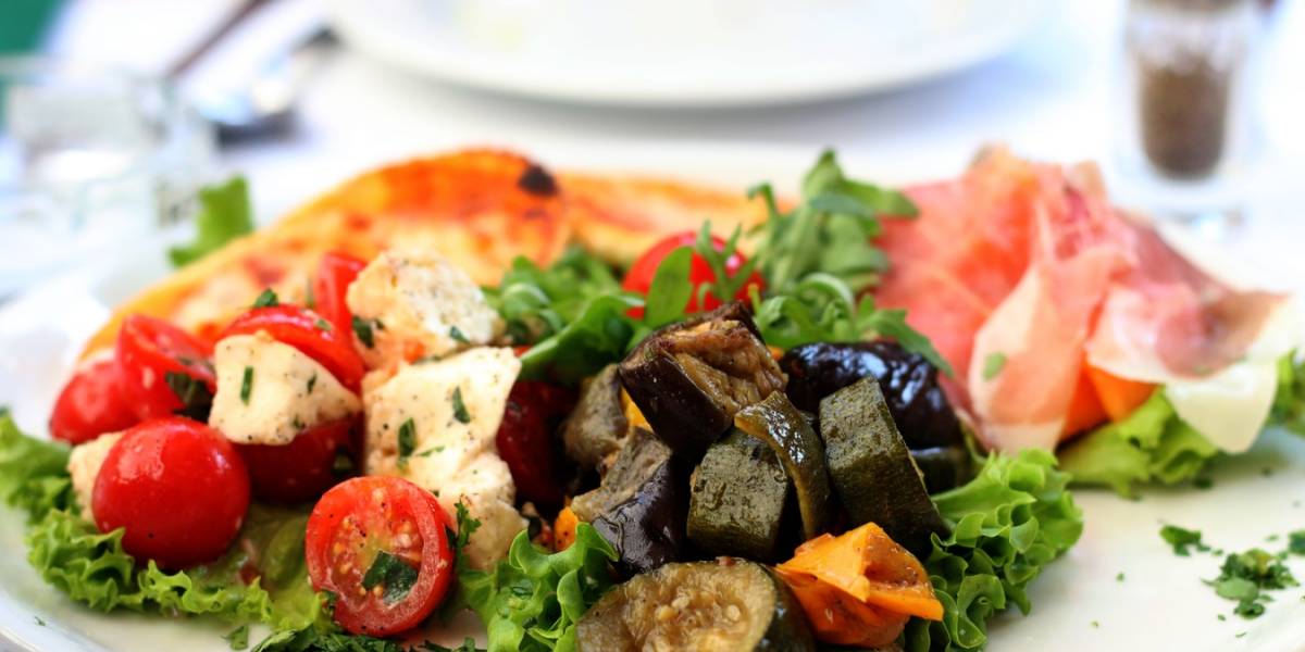Цены на питание на Санторини: что попробовать в Греции, сколько стоит еда в супермаркетах, кафе и ресторанах