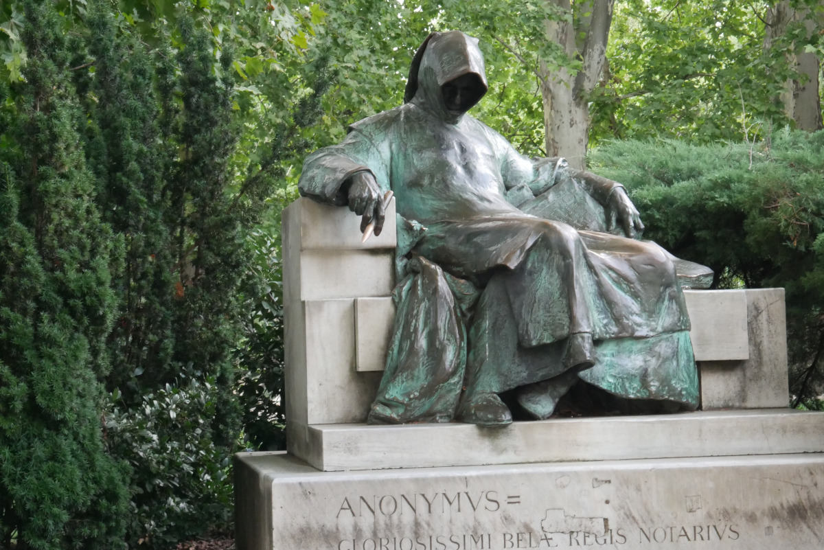 Памятник Анонимусу в парке Варошлигет
