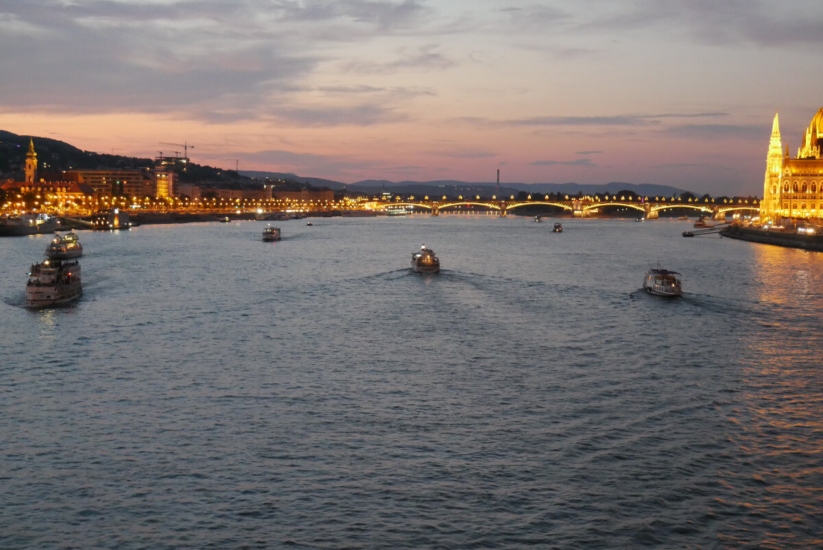 Вид на вечерний Дунай в Будапеште
