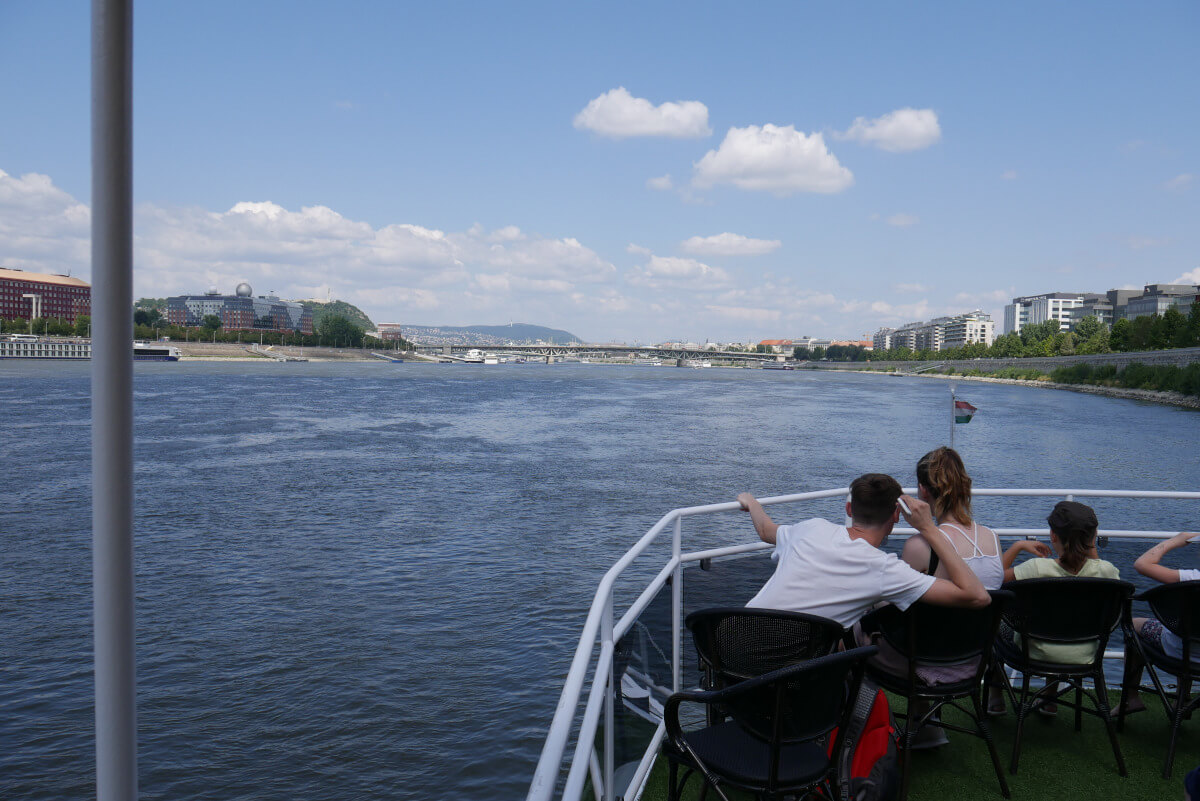 На корабле по Дунаю вдоль берегов Будапешта