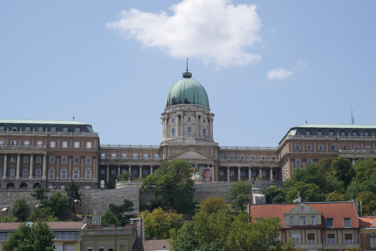 Вид на королевский дворец в Будапеште с Дуная