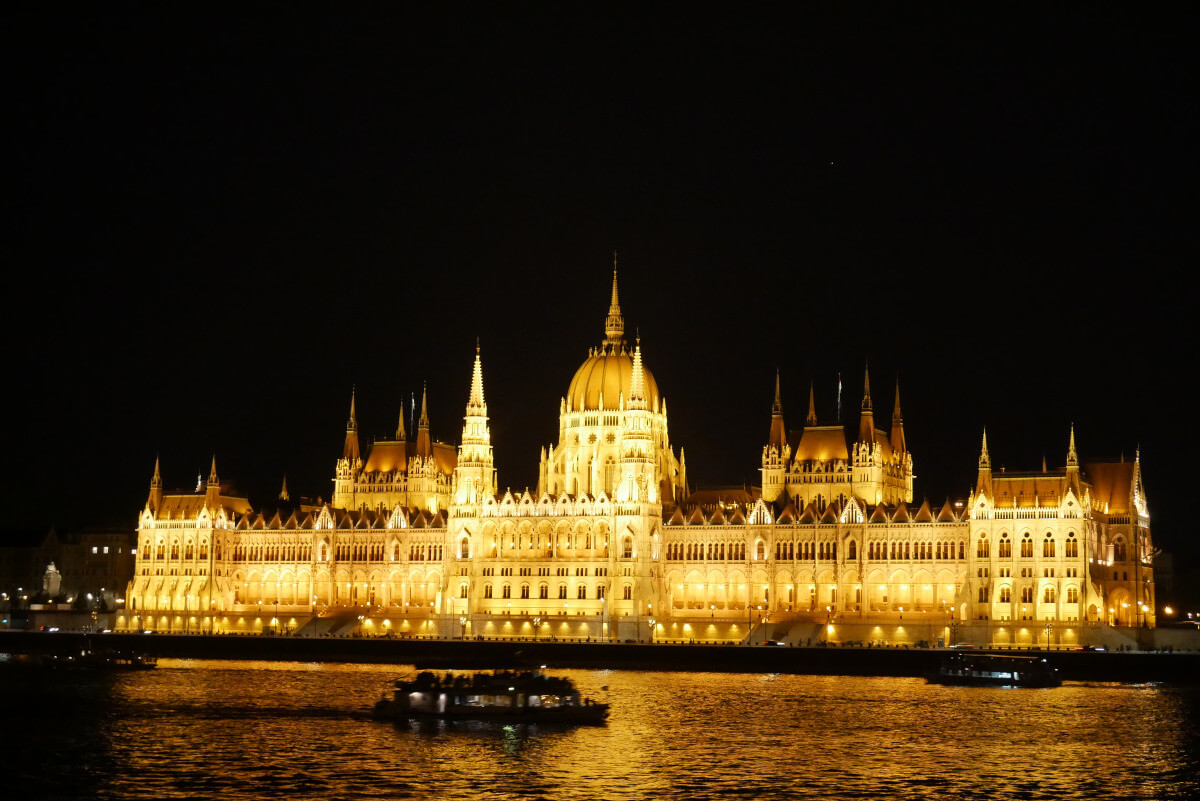 Ночной вид на Парламент Будапешта