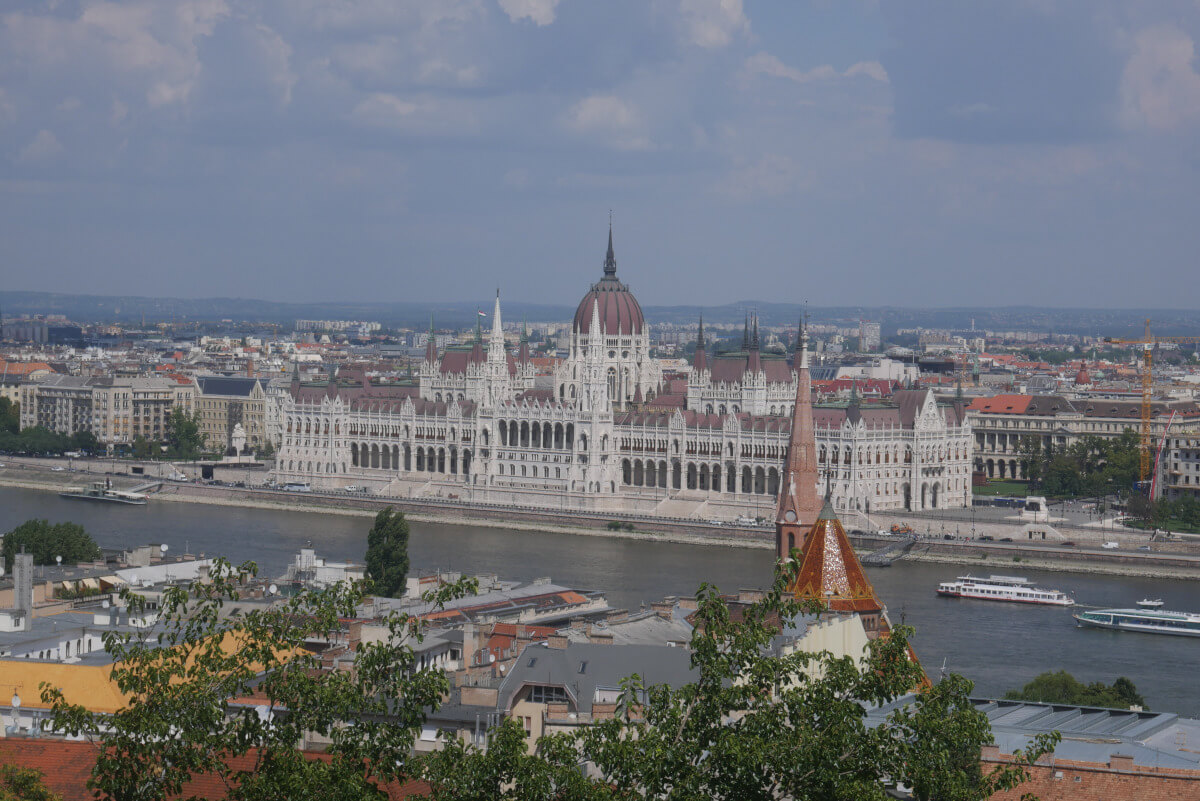 Вид с площадки Рыбацкого бастиона на левый берег Дуная