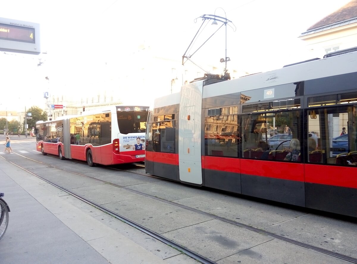 Автобус и трамвай в Вене