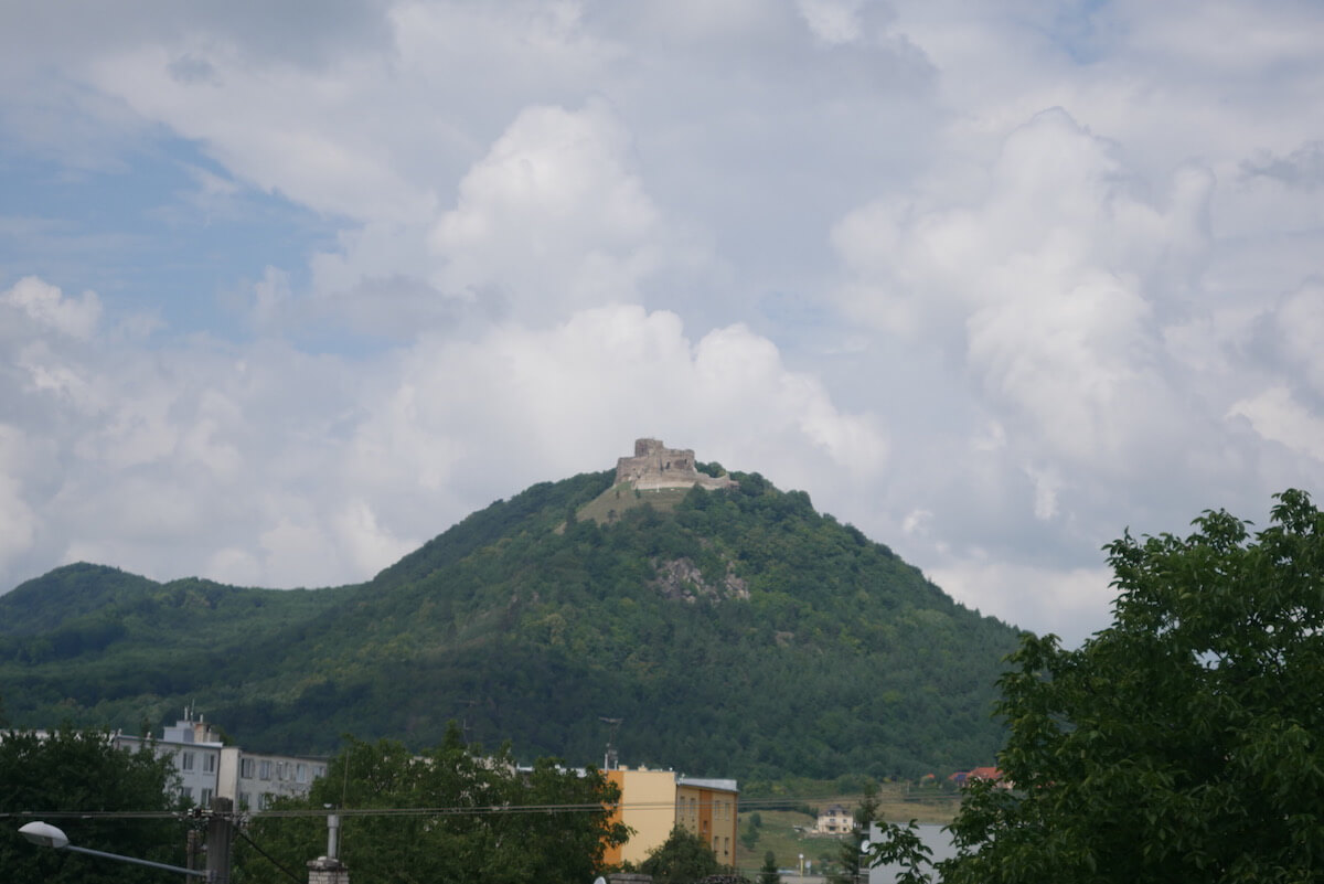 Полуразрушенный замок в Словакии