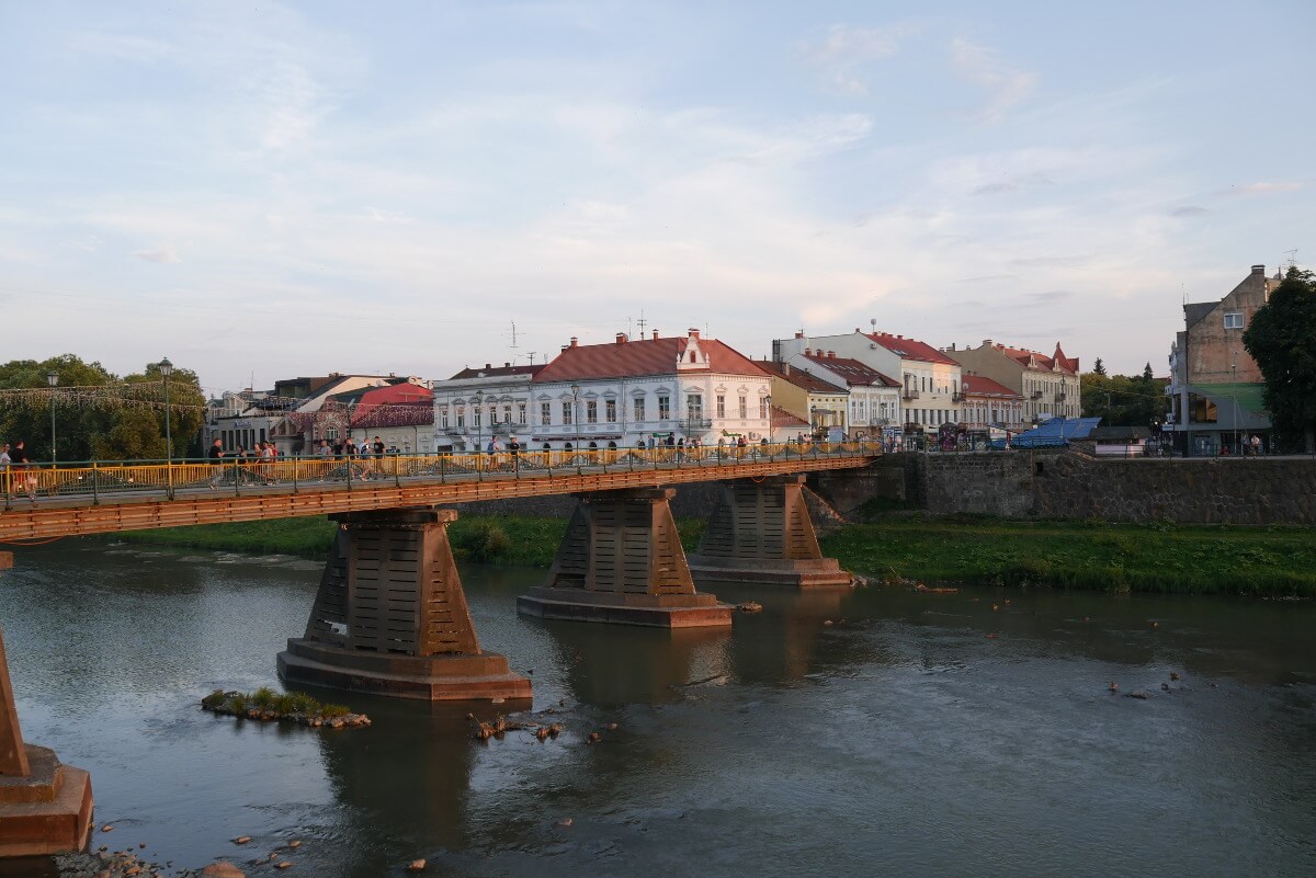 Пешеходный мост в центре Ужгорода