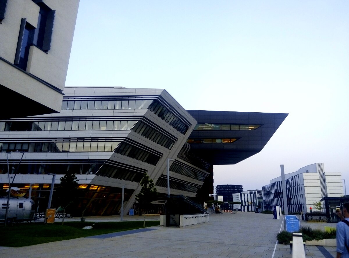 Здание библиотеки в Вене по проекту Захи Хадид